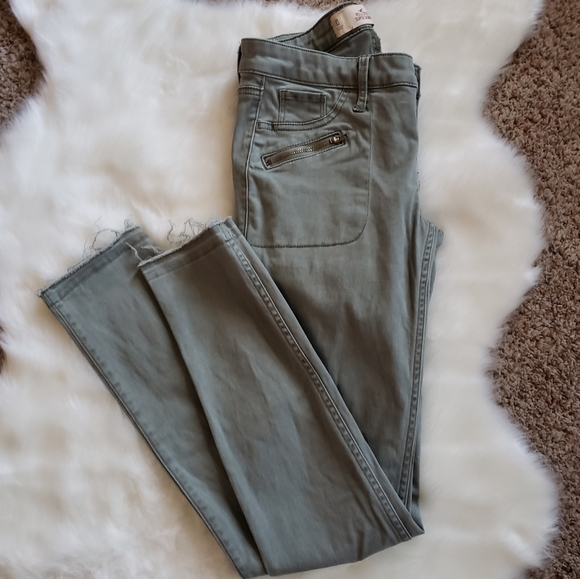 ⭐HP!⭐ Ripped Knee Hollister Jeans - Picture 3 of 8